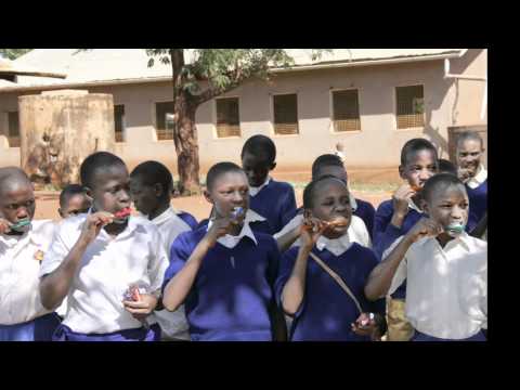 Zähneputzen Helfende Hände für Kinder e.V. (HHK)