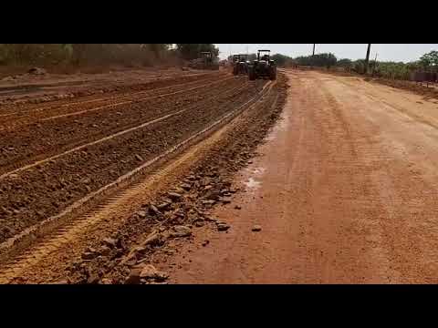 Pipa umedecendo o solo ate que o mesmo atinga a umidade ótima