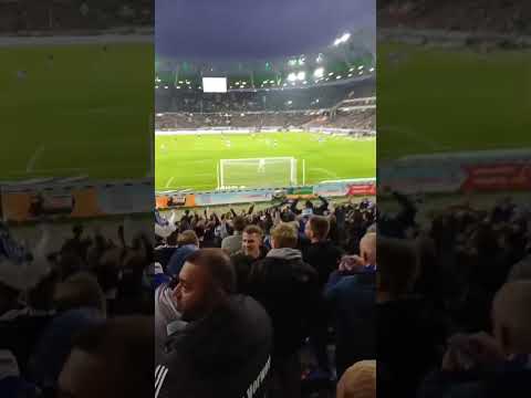 Über 10 000 Schalker feiern die Führung in Hannover #Support #Fußball #Emotionen #schalke04 #fans