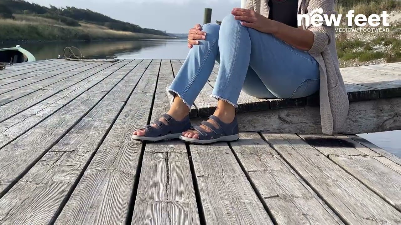 Damesandal med tre regulerbare remme og lukket hælkappe