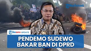 Massa Pendemo Bupati Sudewo Bakar-bakar Ban di Depan DPRD Pati saat Sidang Hak Angket Pemakzulan