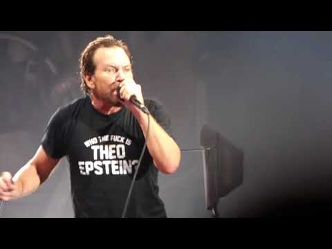Pearl Jam - Leash - Wrigley Field (August 20, 2018)