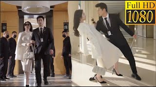 여사장은 자신을 구해준 경비원에게 반하게 되고, 그렇게 그는 인생의 정점에 도달하게 된다.