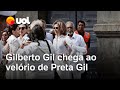 Gilberto Gil  chega ao velório de Preta Gil e é aplaudido pelo público