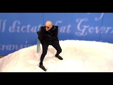 ✅  SNL's cold open featured Maya Rudolph as Harris, Beck Bennett as Pence, Kate McKinnon as debate m