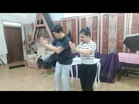 Somba Na Gok accompanies Jeremi Pardede and Clara Rajagukguk's Tortor Capeng practice at Sanggar ...