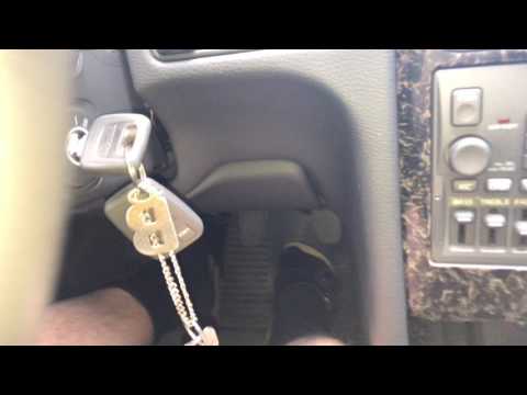 Starting a car with the ignition key Starting a car engine Volvo V70 manual