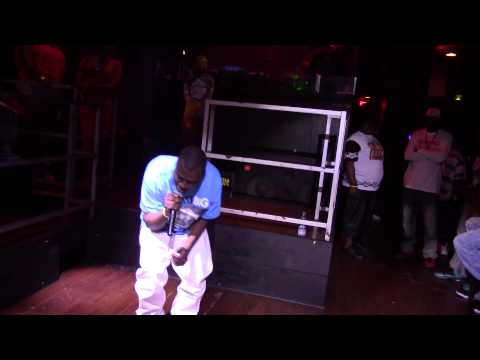 young zoe performing live @club martinis
