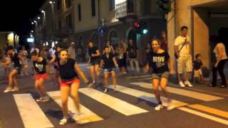 preview picture of video 'Flash Mob Tradate 03/08/2012 Gelateria Paciuga'