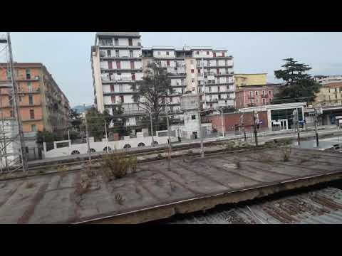 Il treno intercity per Palermo Centrale e lento alla stazione di Battipaglia