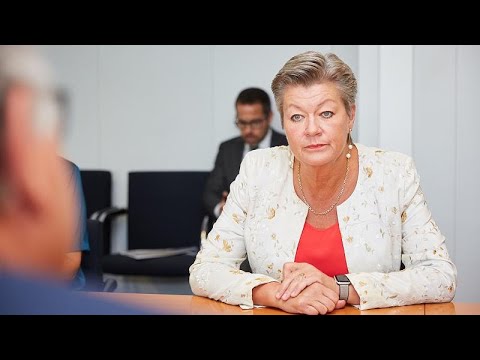 Migranti: doveva bruciare il campo profughi per riparlare di solidarietà