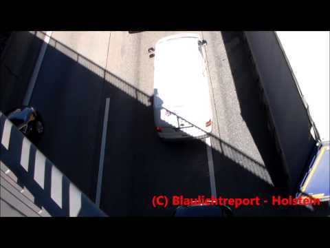 (Ab durch den Stau) G-RTW BF Hamburg kämpft sich über die A7