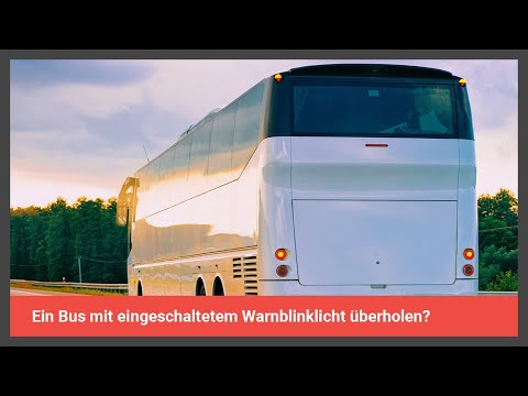 Ein Bus mit eingeschaltetem Warnblinklicht überholen.