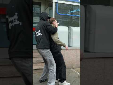 Manche Menschen muss man zu ihrem Glück zwingen.3h‘s Love at first Bite