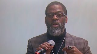 Rapper Che "Rhymefest" Smith announces run for Chicago school board seat