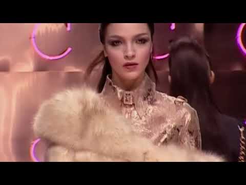 Những sải bước catwalk thần sầu đầy mạnh mẽ, uy quyền của Siêu Mẫu Ý Mariacarla Boscono