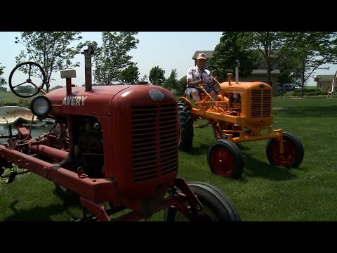 ALMOST Identical! A Minneapolis Moline and an Avery that are really TWIN Tractors!