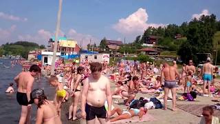 preview picture of video 'Огромная толпа людей на на пляже. Озеро Тургояк 28.07.2018 г.'