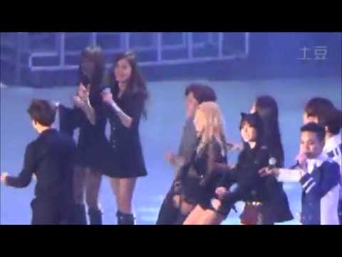 141018 Smtown Shanghai Seohyun and Suho having moments