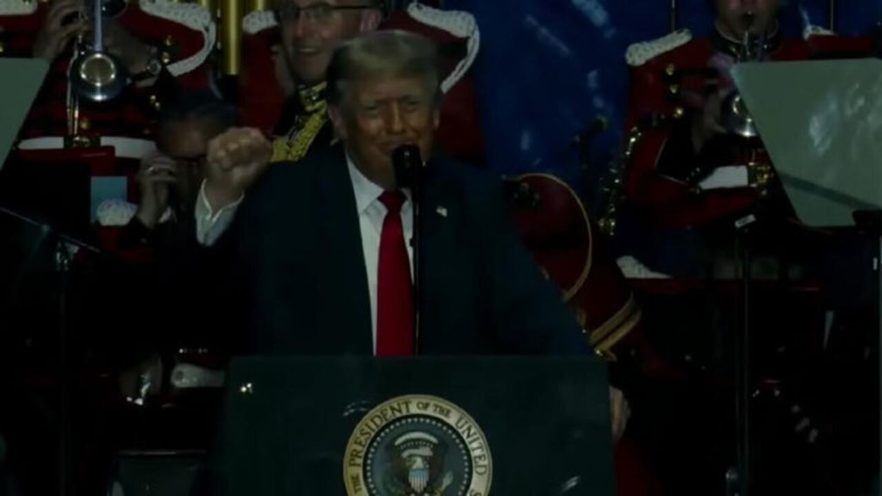 Trump balla 'Ymca' suonata dalla banda militare sul palco della Great American State Fair