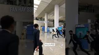 Download lagu The crazy fan chasing BTS at the airport 🤬 mp3 Download lagu The crazy fan chasing BTS at the airport 🤬 mp3