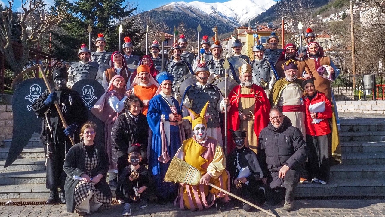 "Πανάρατε, ψυχή μου!". Επέστρεψε για να μείνει το αποκριάτικο δρώμενο του Καρπενησίου (22.2.26)