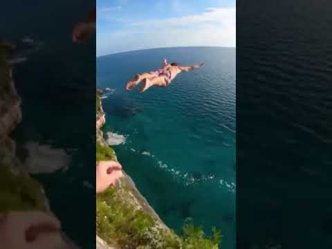 Impressionnant saut dans la mer depuis une villa dans les montages
