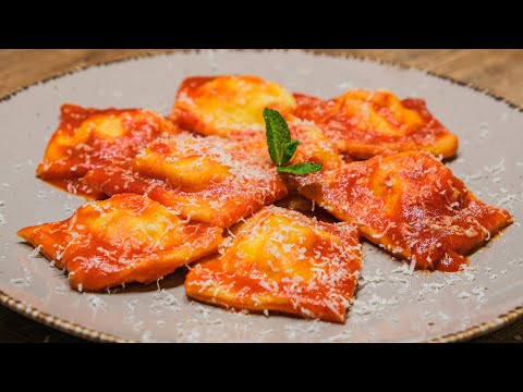 Frische hausgemachte Ravioli mit Ricotta und Tomatensauce - Teig für Ravioli - Teig für Nudeln