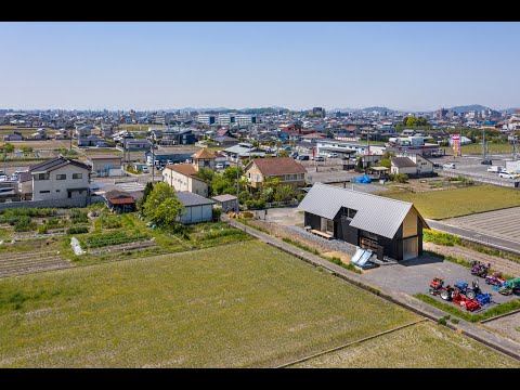 bassin-carpes-koi-moderne-bornes-jardin-train-jouet-rails-dessus