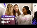 'WAT IS HIER AAN DE HAND, WIE BEN JIJ?' | De Eindmusical | Seizoen 5 #2 | NPO Zapp