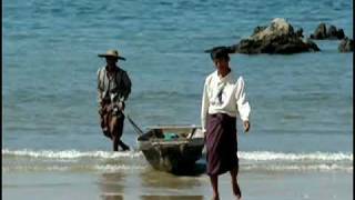 preview picture of video 'Fishing from a beach in Myanmar.'