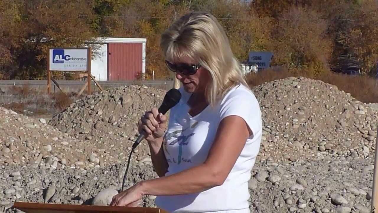 Kara Hoge speaking at the Eagle Tennis Club groundbreaking ceremony in 2013