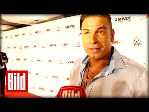 WWE: Tim Wiese ist jetzt offiziell Wrestler - Interview vor seinem ersten Kampf als The Machine
