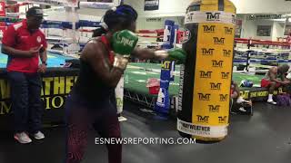 WBC IBF Female world champion Claressa Shields working bag - EsNews boxing