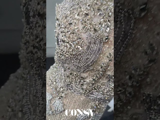 فستان سهرة فضي لإطلالة مثالية فريدة وراقية للمناسبات