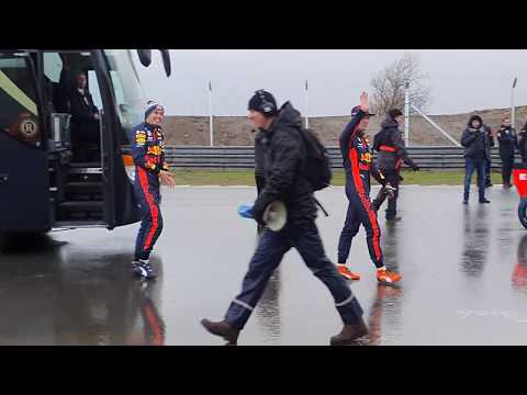 Max Verstappen en Alexander Albon stappen uit Koninklijke Beuk touringcar op Circuit Zandvoort