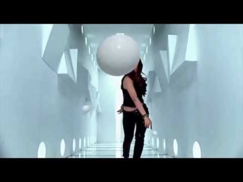 SNSD Yuri throw a ball at f(x) Luna