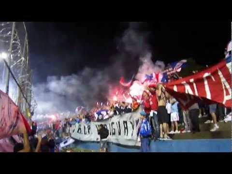 "La Banda del Parque en Paraguay - Salida a la cancha "Hoy te vinimos a ver"" Barra: La Banda del Parque &bull; Club: Nacional &bull; País: Uruguay