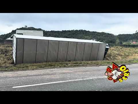 UMA CARRETA TOMBOU NO QUILÔMETRO 320 SENTIDO SUL EM FRENTE AO POSTO 65