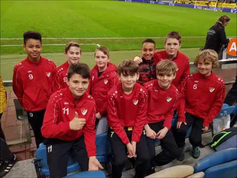 Arnhemse Boys JO12-1 vlaggen bij Vitesse-Feyenoord 10maart19