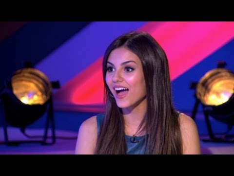 Victoria Justice puckers up for Mr Best...