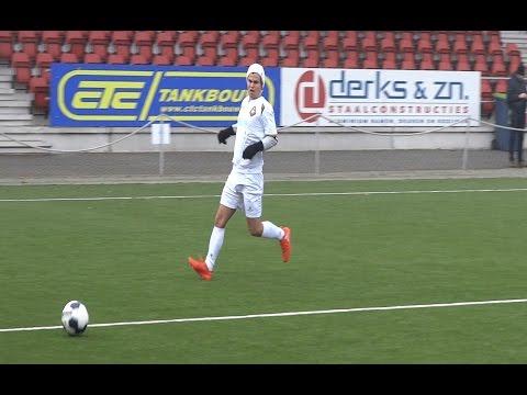 Schaak Wereldkampioen Magnus Carlsen voetbalt in Nederland tegen SC Telstar (2017)