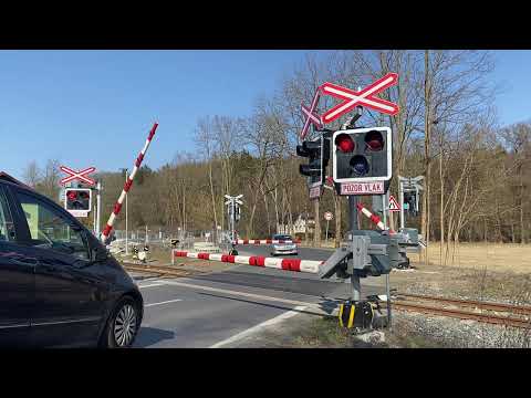 Železniční přejezd Lhotka u Mělníka