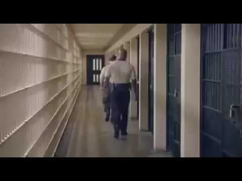 Preso aparece em espelho de bar e o que acontece é  impressionante.