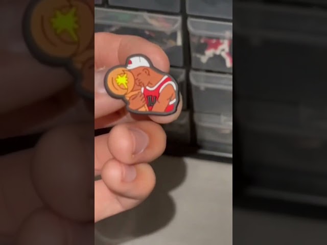 Vídeo relacionado con Crocs 5-pack Marvel Jibbitz Shoe Charms, Encantos para zapatos, Unisex-Adulto, Avengers Emojis, Talla única