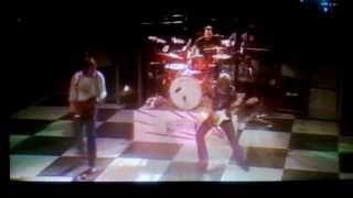 Hurriganes - Get On. Järvinen hajoittaa kitaransa.