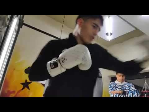 Mirco Cuello (ARG) se prepara para pelear con Michel da Silva (BRA), en agosto de 2022