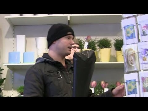 Henrik sjunger om konkelbär i blomsterbutiken - Snurra flaskan (TV4 Play)