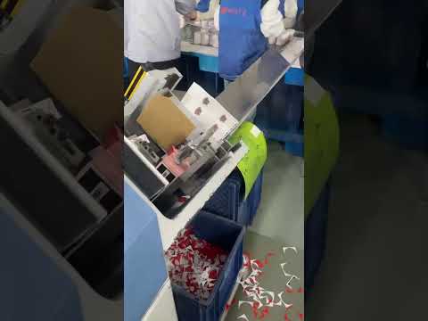 工場でカードが生産される様子