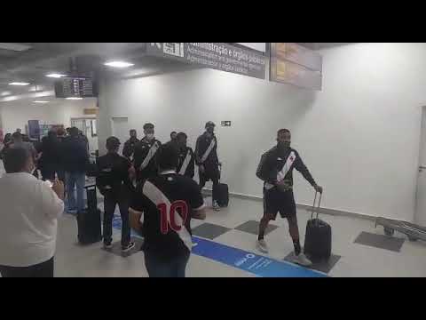 TORCIDA RECEBENDO O TIME DO VASCO NO AEROPORTO ESSA TORCIDA É APAIXONADA